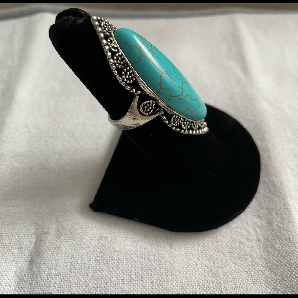 Turquoise ring . Beautiful piece. Size 7 - Picture 2 of 4